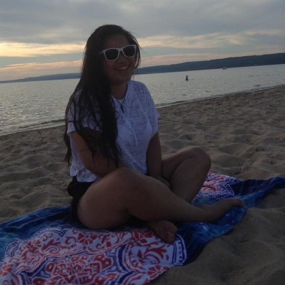 Meet your Posher, Cynthia - Picture 1 of 1